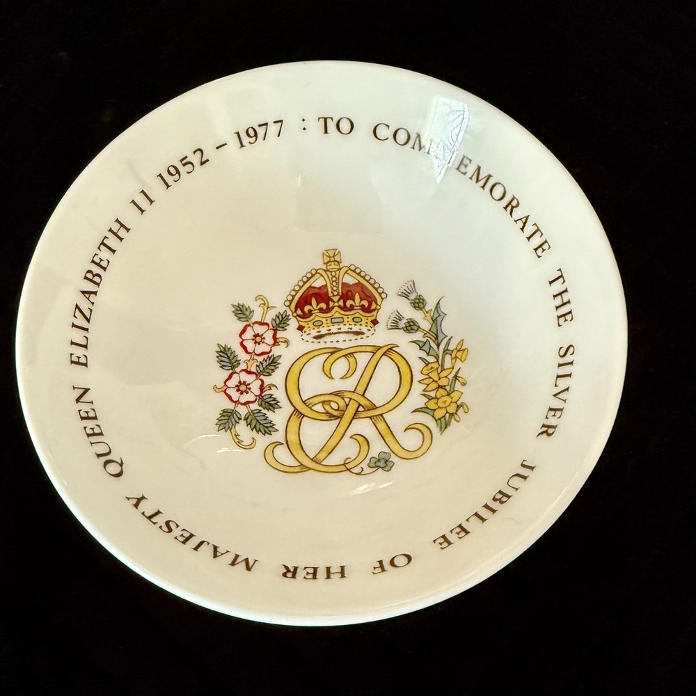 Royal Family Collectibles - 11 Items:Plates, Trinket Dishes,Books, C&D Betrothal - Picture 7 of 16